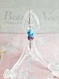 Boucles d'oreilles pendantes avec perles bleues et violettes et charms plume