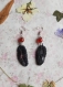 Boucles d'oreilles plumes pendantes en perles rouges et résine noire