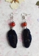 Boucles d'oreilles plumes pendantes en perles rouges et résine noire