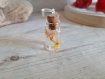 Pendentif fiole en verre et résine avec incrustation de fleurs orange et jaune naturelle
