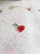 Collier / pendentif pétales de fleurs en forme de cœur en résine rouge