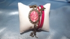 Bracelet romantique ornée de cabochon en verre incrusté d'une rose rouge