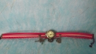 Sublime montre bracelet  cuir rouge et rose et tissus biais rouge ornée breloques bronze