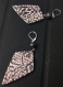 Boucles d'oreilles pendants motif recto/verso  façon dentelle gris métallisé en relief sur fond rose poudré