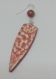 Boucles d'oreilles pendants motif recto/verso  façon dentelle corail  en relief sur fond  blanc