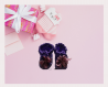 La royauté du violet - paire de chaussons bébé fille, modèle unique fait-main tricotée aux aiguilles  cadeau de naissance, chaussons bébé filles mauve et violet