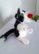 Chat tango feutré blanc et noir avec sa rose pièce unique décorative