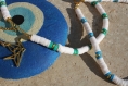 Collier perles heishi blanc/doré/bleu ou vert  avec chaîne origami grue dans le dos