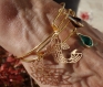 Bracelet jonc doré à l'or fin et breloques zen carpe koï, lotus et goutte en verre à sélectionner