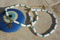Collier perles heishi blanc/doré/bleu ou vert  avec chaîne origami grue dans le dos