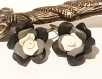 Boucle d'oreille cabochon fleur rose gris & noir