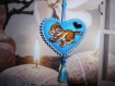 Coeur en feutrine bleu avec décoration de tigre