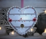 Plaque de porte en bois en forme de coeur de couleur blanche