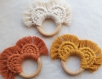 Hochet en macramé oreilles ourson (couleur au choix), anneau en bois naturel et coton 100% recyclé, cadeau naissance