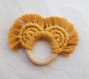Hochet en macramé oreilles ourson (couleur au choix), anneau en bois naturel et coton 100% recyclé, cadeau naissance