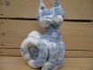 Chat décoration cale-porte coton toile de jouy  scène campagnarde, motif bleu sur fond écru, 