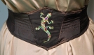 Corset court en taffetas changeant marron brodé d'un charmant gecko aux couleurs des caraïbes