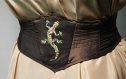 Corset court en taffetas changeant marron brodé d'un charmant gecko aux couleurs des caraïbes