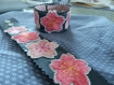 Bracelet brodé 4 fleurs sakura rose fond noir ou gris
