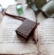 Collier de sorcière livre miniature en cuir