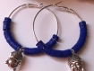 Créoles métal argenté inoxydable, perles heishi bleu foncé et tête de bouddha