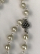 Collier style chapelet perles de nacre et pendentif pompon ton blanc