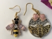 Boucles d’oreilles asymétriques en métal doré et émail thème abeilles