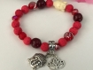 Bracelet en perle et bouddha, ton rouge, pendentifs fleur de lotus et tête de bouddha