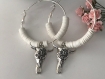 Créoles en métal inoxydable argenté, perles heishi blanches et pendentif tête de buffle