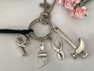 Porte-clés bijou de sac en métal argenté thème artisan, métier, pinceau, marteau, pince, mètre