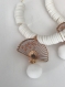 Créoles en métal doré, perles heishi blanches et pendentif éventail avec pompon blanc