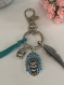 Porte-clés bijou de sac en métal argenté et émail, pendentifs têtes d'indien et plume