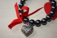 Bracelet perles nacre anthracite et noeud satin rouge