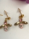 Boucles d’oreilles en métal doré feuille et abeille strass rose