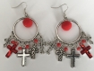 Boucles d’oreilles  métal argenté chandelier pendentifs croix et pompon ton rouge