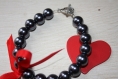 Bracelet perles nacre anthracite et noeud satin rouge