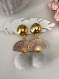 Boucles d'oreilles à clips en métal doré et émail, éventail à fleur et pompon boule blanc
