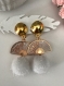 Boucles d'oreilles à clips en métal doré et émail, éventail à fleur et pompon boule blanc