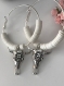 Créoles en métal inoxydable argenté, perles heishi blanches et pendentif tête de buffle