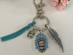 Porte-clés bijou de sac en métal argenté et émail, pendentifs têtes d'indien et plume
