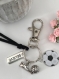Porte-clés bijou de sac en métal argenté et émail, thème football, chaussure et ballon