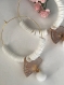 Créoles en métal doré, perles heishi blanches et pendentif éventail avec pompon blanc