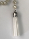 Collier style chapelet perles de nacre et pendentif pompon ton blanc