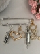 Broche épingle en métal doré et argenté thème infirmière, caducée, coiffe, seringue et stéthoscope