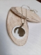 Iris - collier avec pendentif de nacre et motif en acier ciselé