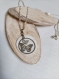 Iris - collier avec pendentif de nacre et motif en acier ciselé