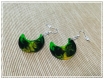 Boucles d'oreille en résine lune vert, jaune et noir