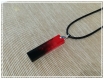 Collier avec pendentif en résine rouge et noir