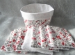 Lot panier en tissu motif fleur rouge et grise et tissu intérieur blanc avec ses 7 lingettes assortis en éponge bambou blanche