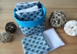 Lot panier en tissu coton motif wasabi bleu blanc jaune, tissu intérieur bleu foncé + 7 lingettes assortis en éponge bambou oeko-tex